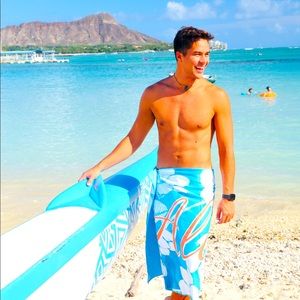 Hawaii Loa Sand Free Towel, comes with a pouch. Easy to travel with, compact.